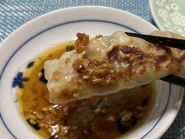 写真:カルディ「えび油」と餃子