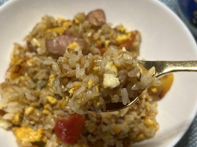 写真:「えび油」炒飯をひとくち