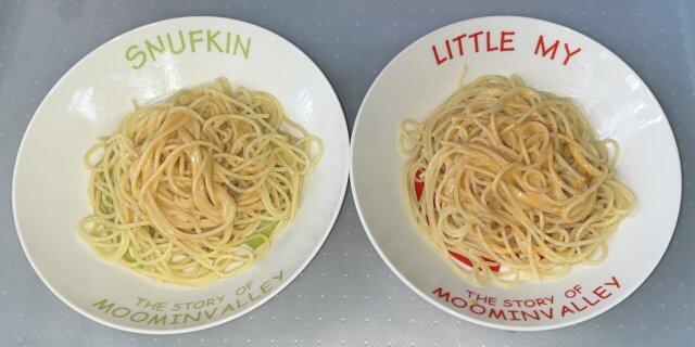 写真:茹でたスパゲティに「クリームうにパスタソース」をかける