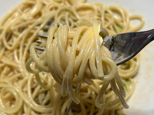 写真:「うにクリームスパゲティ」をひとくち
