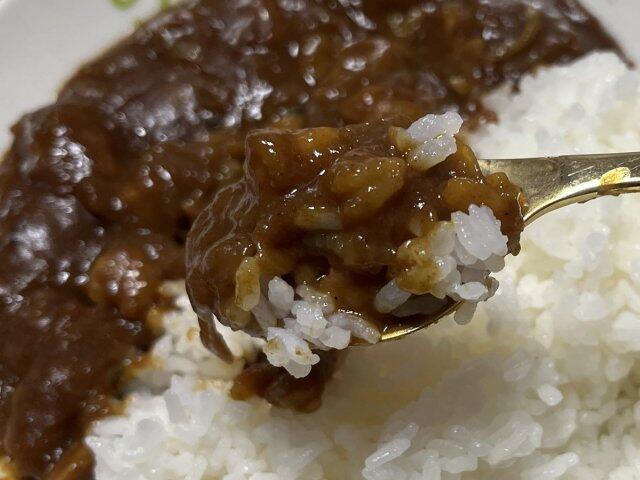 写真:「シーフードカレー」をひとくち
