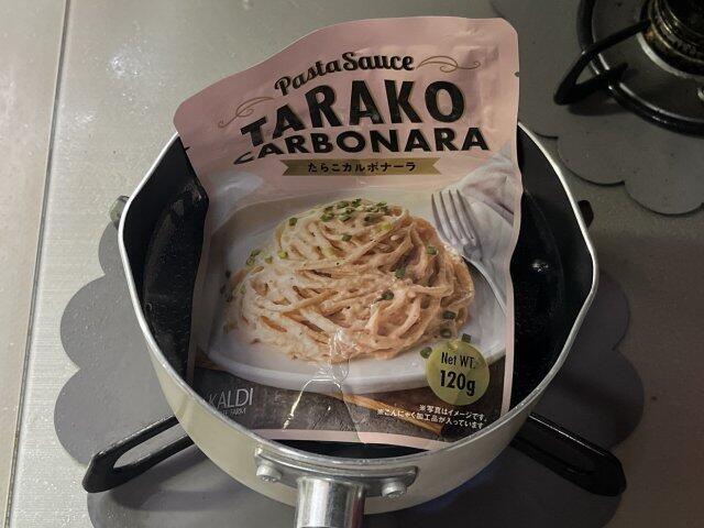 写真:パスタソースを湯煎する