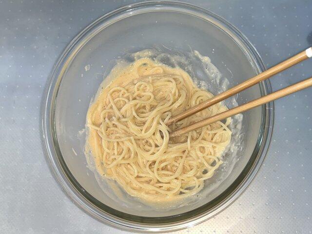 写真:パスタソースを茹でたスパゲティに和える