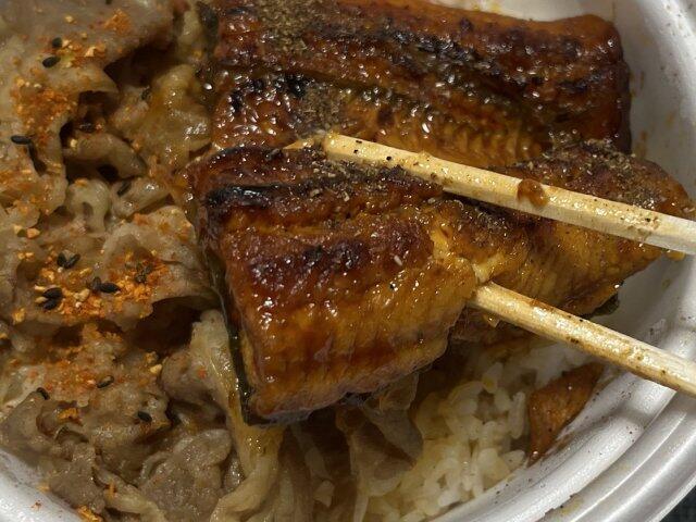 写真:「うなぎコンボ牛めし」をひとくち