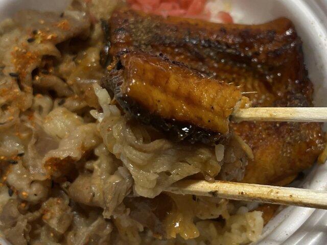 写真:「うなぎコンボ牛めし」をもうひとくち