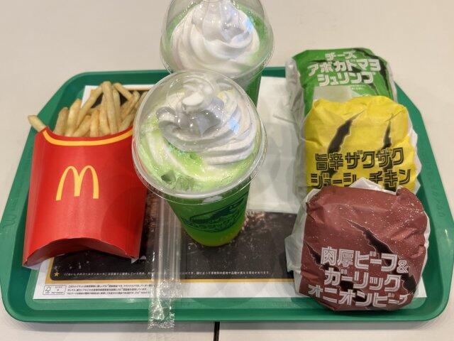 写真:「ジュラシックワールドバーガーズ」3種とマックフロート「パイナップルメロン」