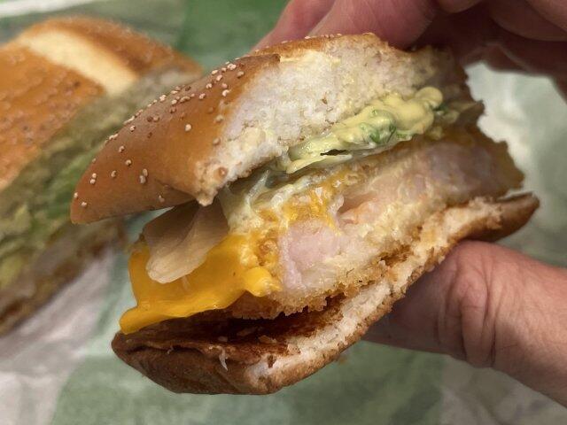 写真:「チーズアボカドマヨシュリンプ」をひとくち