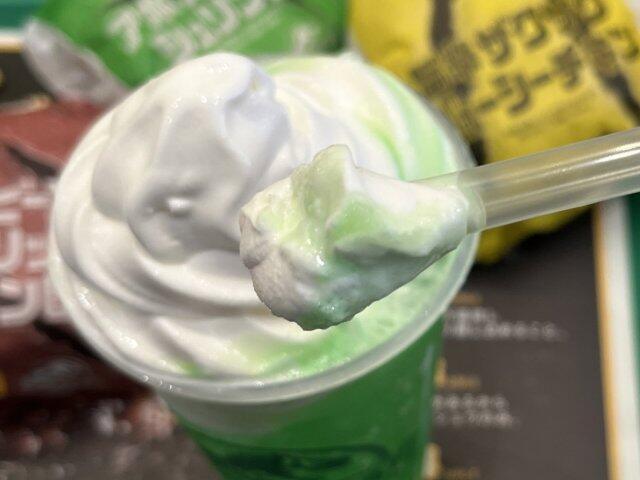 写真:マックフロート「パイナップルメロン」をひとくち