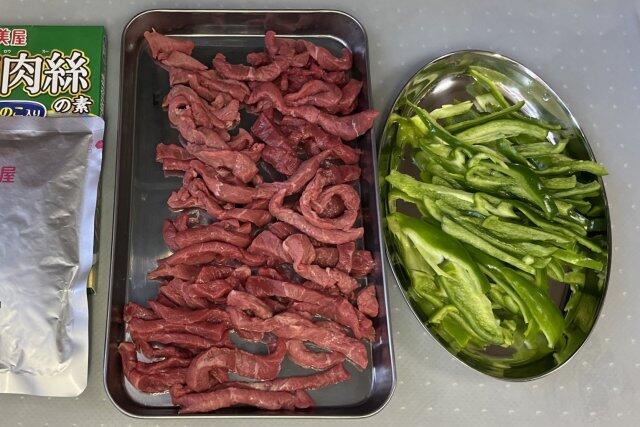 写真:「青椒肉絲」の準備