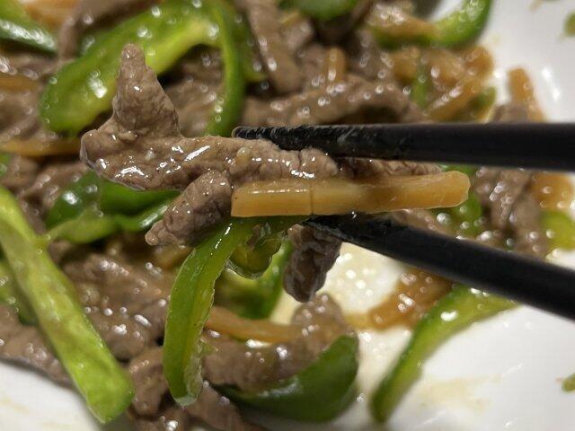 写真:「青椒肉絲」をひとくち