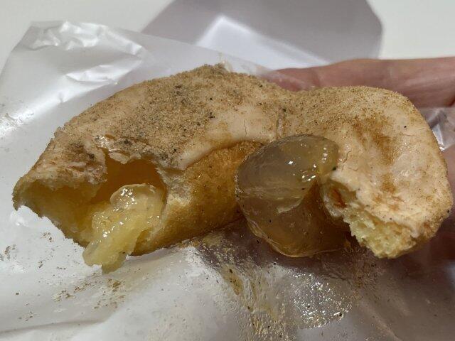 写真:「もっちゅりん 黒糖＆わらびもち」の断面