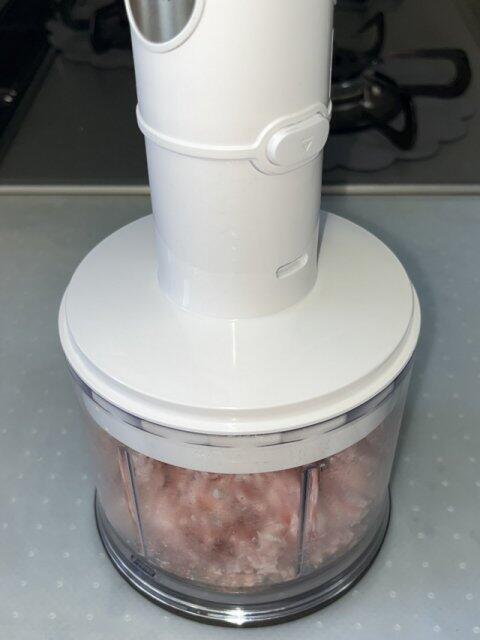 写真:豚肉を挽く