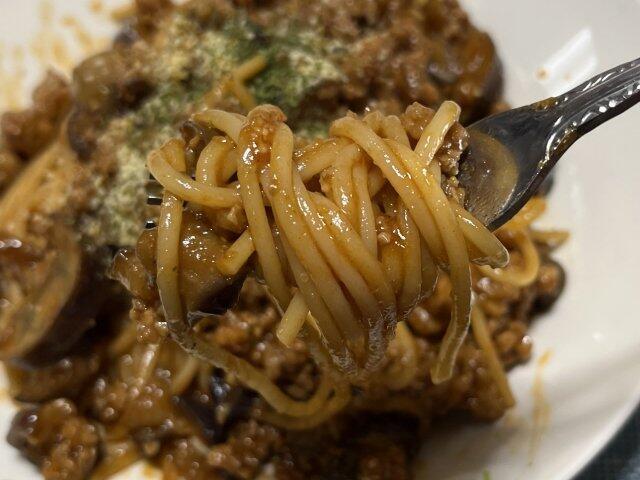 写真:「茄子のボロネーゼ風スパゲティ」をひとくち