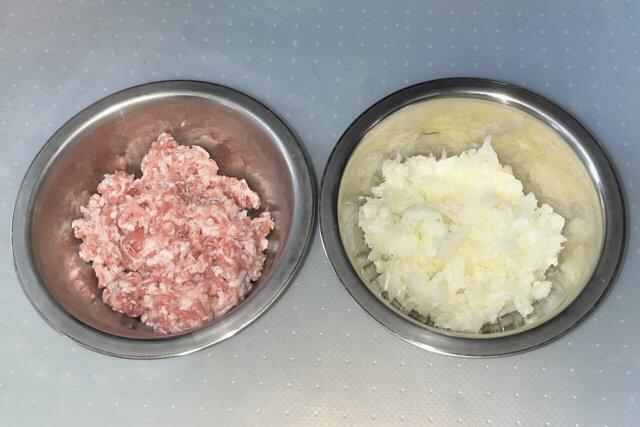 写真:豚ひき肉と玉ねぎみじん切り