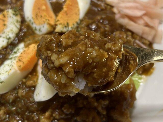 写真:「キーマカレー」をひとくち