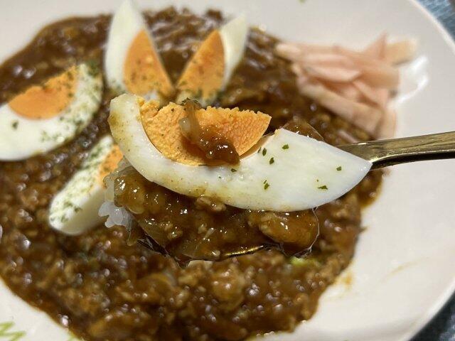 写真:「キーマカレー」をもうひとくち