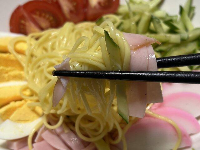 写真:「揖保乃糸 冷やし中華」胡麻だれをひとくち