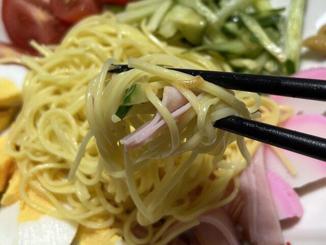 写真:「揖保乃糸 冷やし中華」中華だれをひとくち