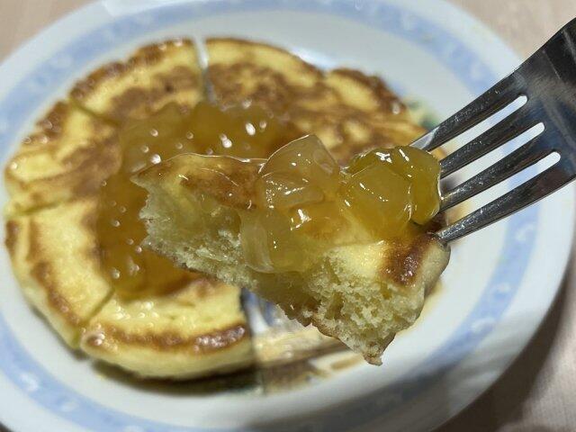写真:「ももりんご茶」ホットケーキをひとくち