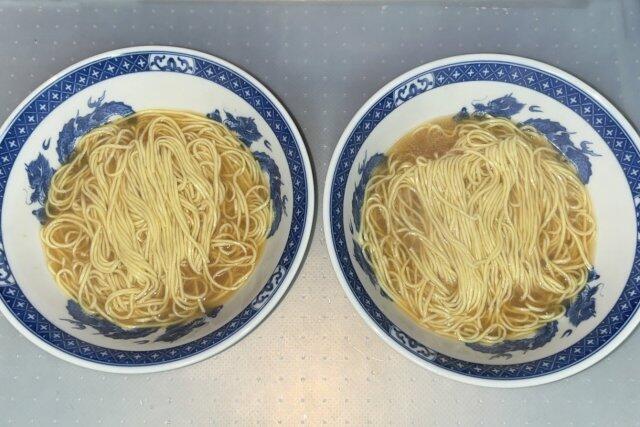 写真:ラーメンスープと茹でた麺