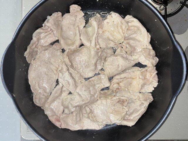 写真:豚肉を焼く