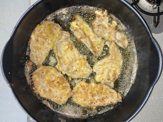 写真:豚肉を焼く