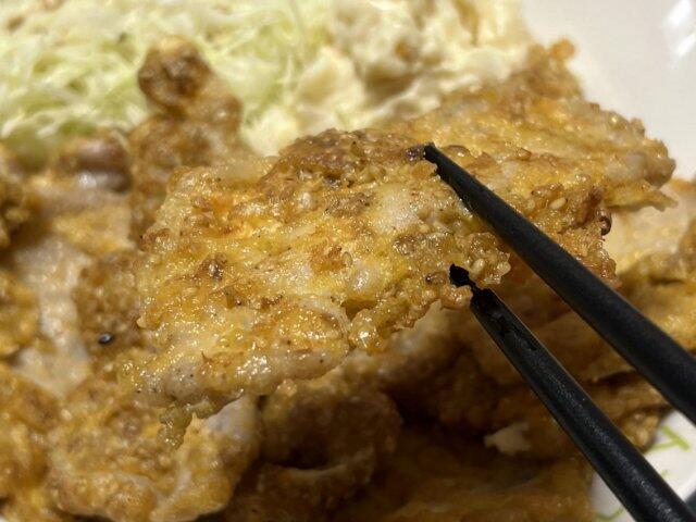 写真:「豚肉のごまピカタ」をひとくち