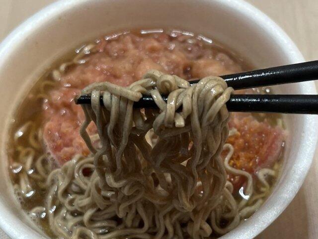 写真:「赤い天ぷらそば」をひとくち