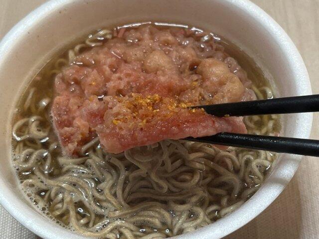 写真:「赤い天ぷらそば」の天ぷら