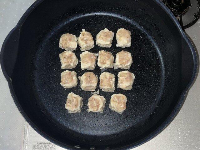 写真:「焼焼売」をフライパンで焼く1
