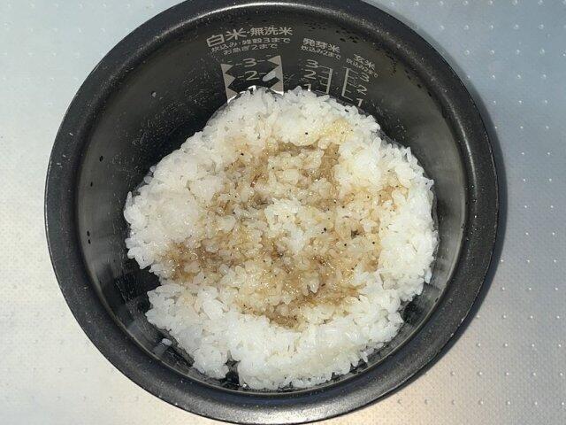 写真:ご飯に「しらすチャーハンのもと。」をまぜる