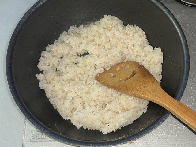 写真:「しらすチャーハン」を炒める