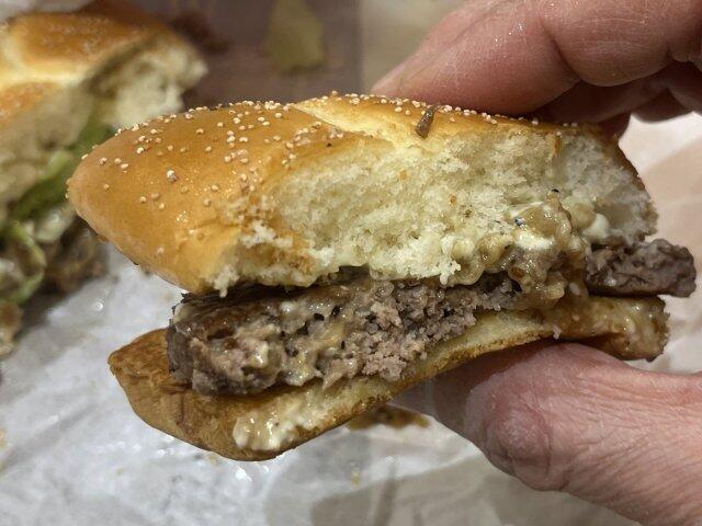 写真:「N.Y.肉厚ビーフ ペッパー＆ビーフソテー」をひとくち