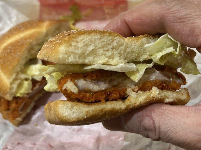 写真:「N.Y.ジューシーチキン ホット＆ペッパー」をひとくち