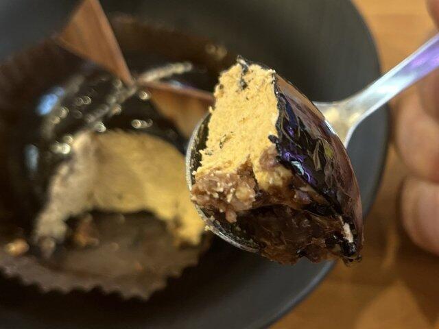 写真:「くろにゃんチョコケーキ」をひとくち