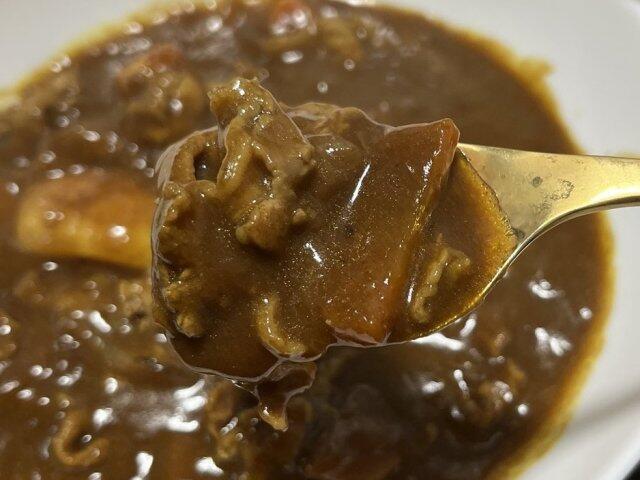 写真:「りんごカレー」をひとくち