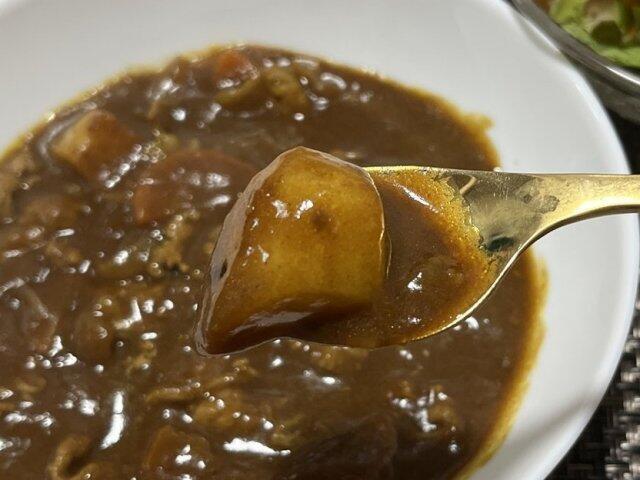 写真:「りんごカレー」をもうひとくち