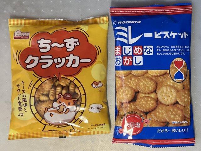 写真:「ち～ずクラッカー」と「ミレービスケット」のパッケージ比較