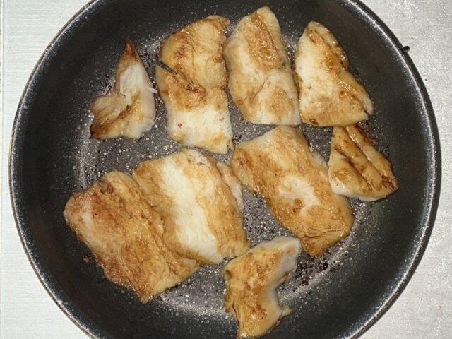 写真:ソテーしたサラダチキンに醤油を垂らす