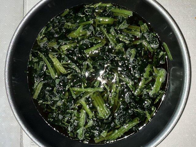 写真:うどんつゆにほうれん草
