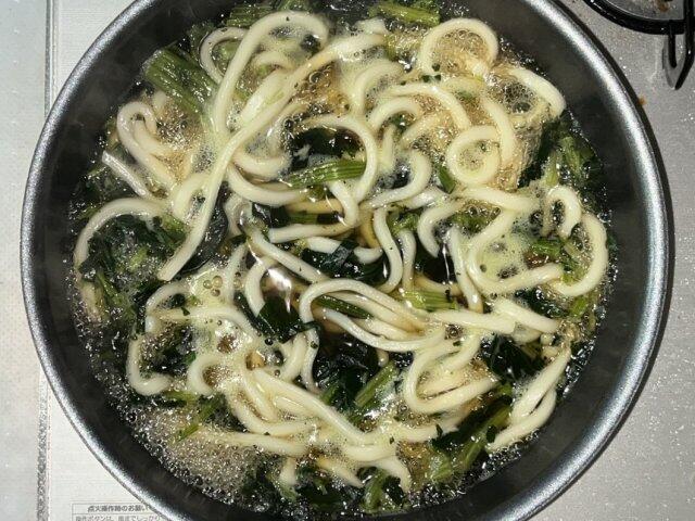写真:うどんを煮込む