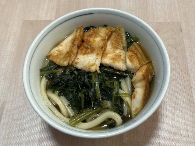 写真:「サラダチキンソテーとポパイうどん」