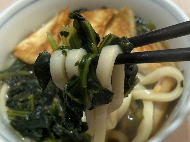 写真:「サラダチキンソテーとポパイうどん」をひとくち