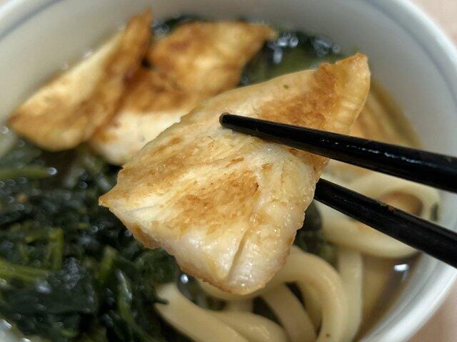写真:「サラダチキンソテーとポパイうどん」をもうひとくち