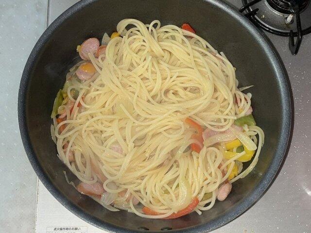 写真:茹でたスパゲティを加える