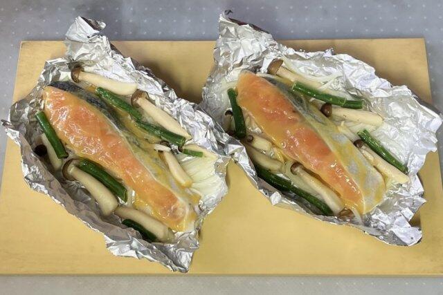 写真:「鮭のホイル焼き」の準備