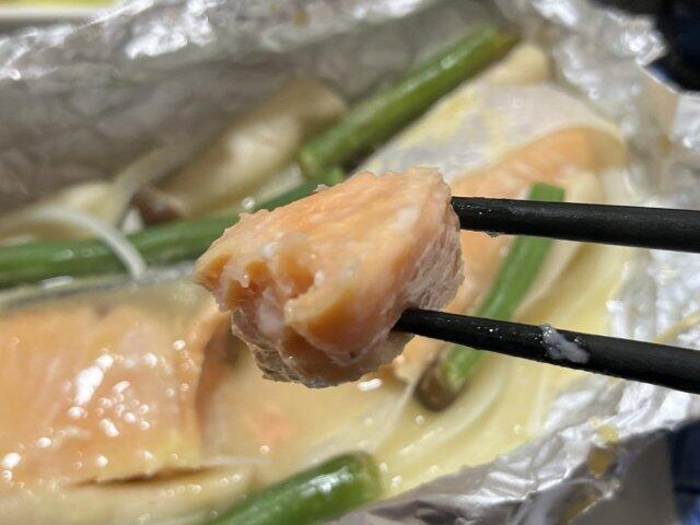 写真:「鮭のホイル焼き」をひとくち