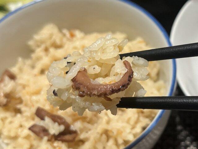 写真:「たこめし」をひとくち