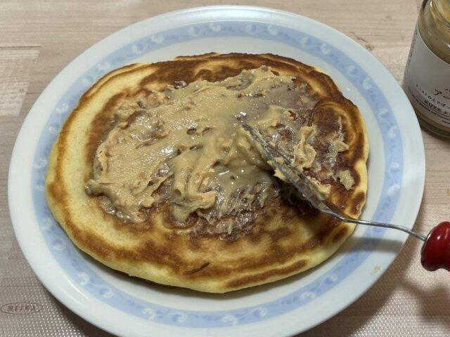 写真:「パンに塗るアーモンド」ホットケーキ