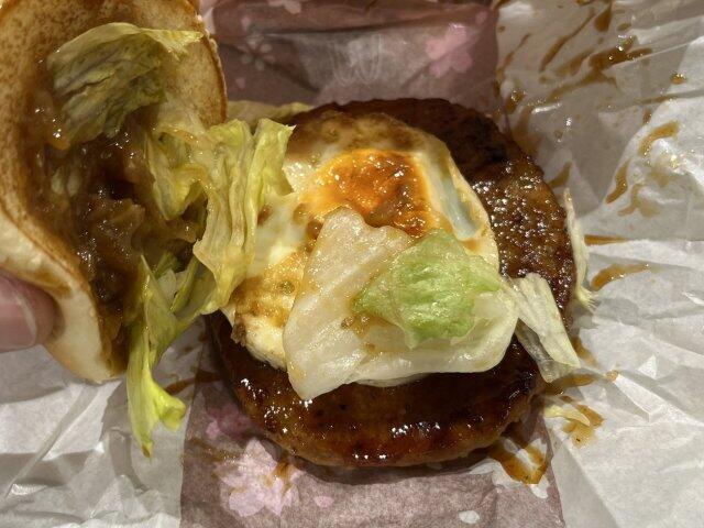 写真:「コク旨かるび焼肉風てりたま」バンズの下